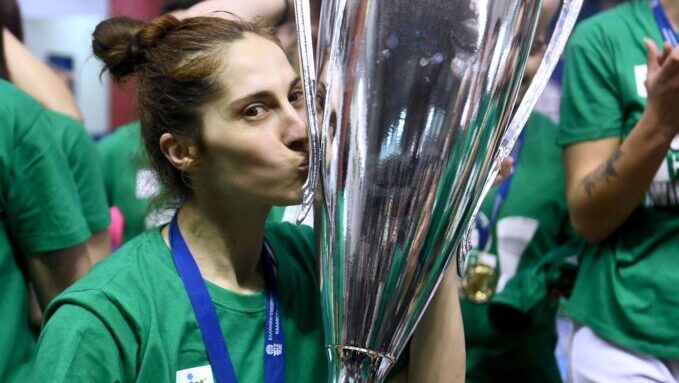 Αλεξανδρή αποθέωση στον κόσμο