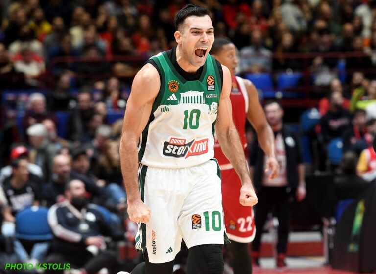 Σλούκας τραγουδάει με κόσμο