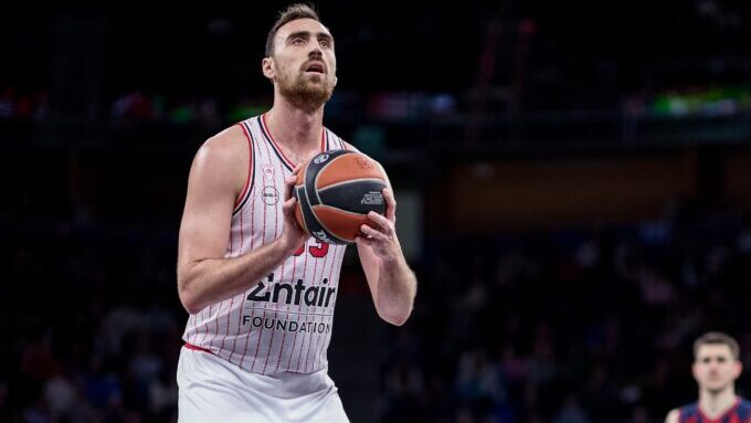 Μιλουτίνοφ δεν κάνει φάουλ