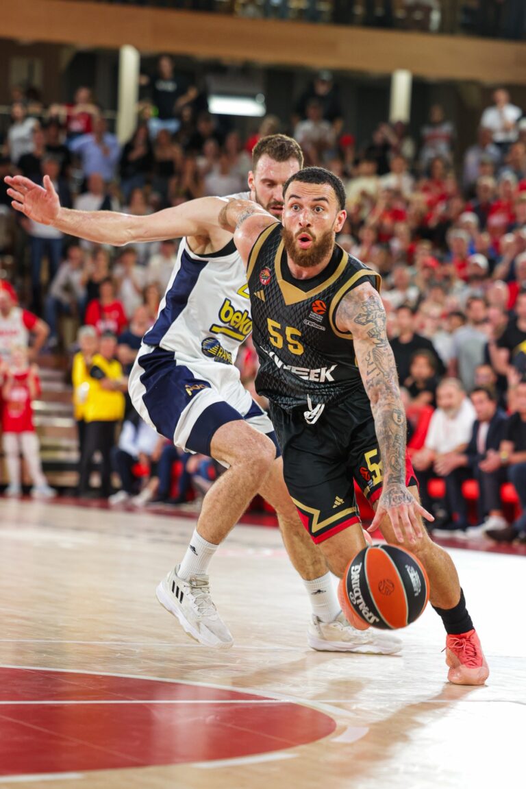 Μάικ Τζέιμς νατουραλιζέ