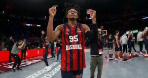 Μονέκε αποθέωση για Αταμάν