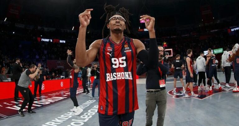 Μονέκε αποθέωση για Αταμάν