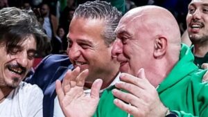 Πάρης Δερμάνης σύνθημα από κόσμο