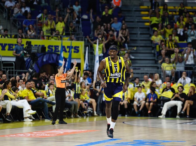 Νάιτζελ Χέιζ Ντέιβις ανάρτηση γενοκτονία