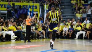 Νάιτζελ Χέιζ Ντέιβις ανάρτηση γενοκτονία