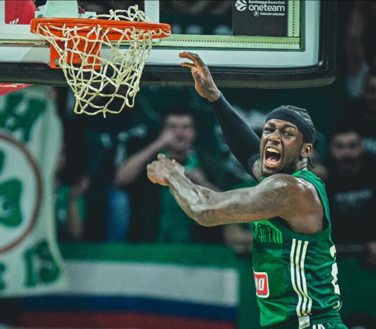 Κέντρικ Ναν κάρφωμα