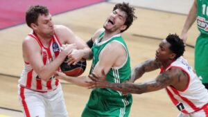 Βεζένκοφ χτυπάει Χουάντσο και Σλούκα παίρνει τεχνική ο Αταμάν